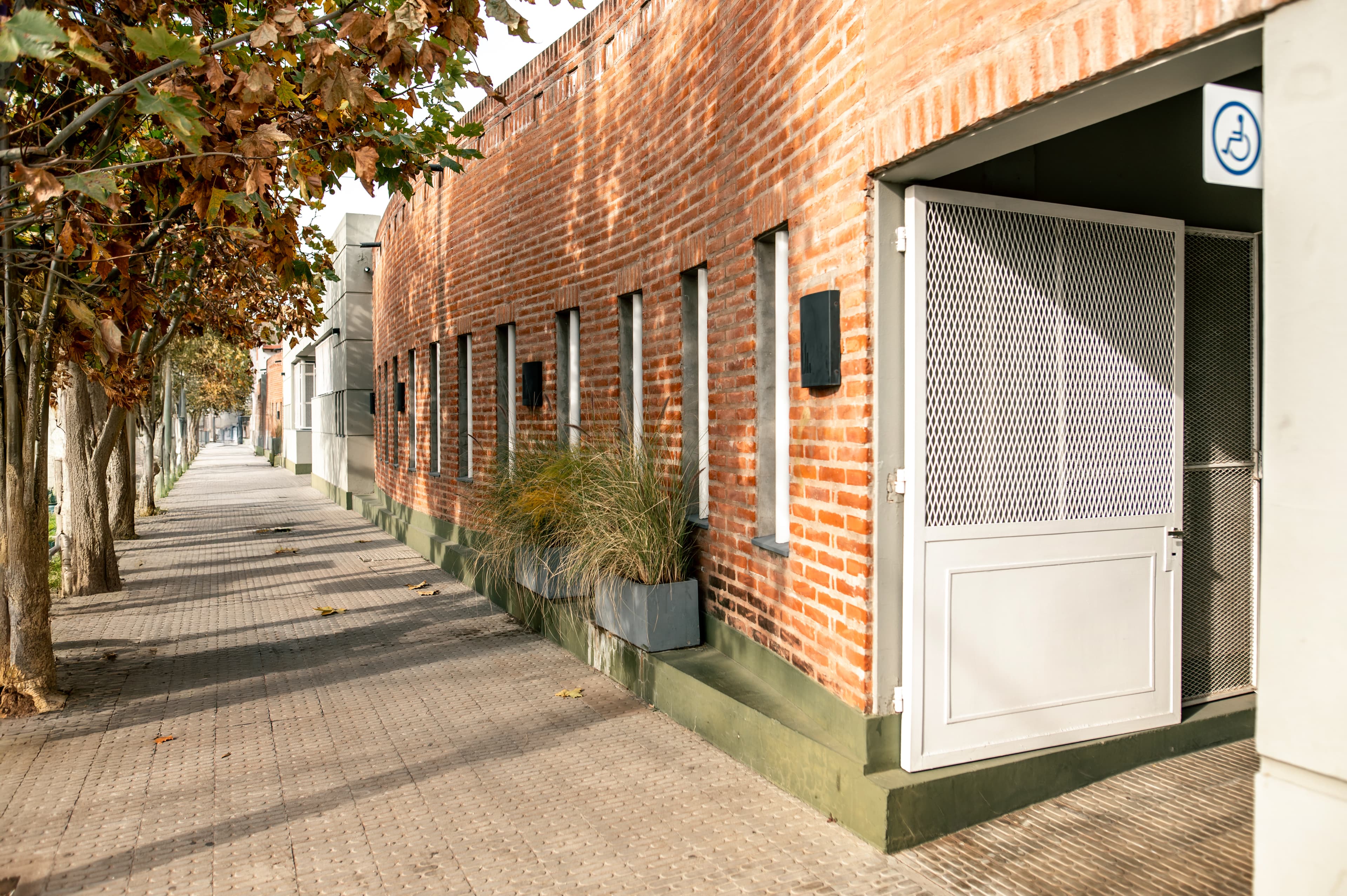 Infraestructura: Fachada institucional